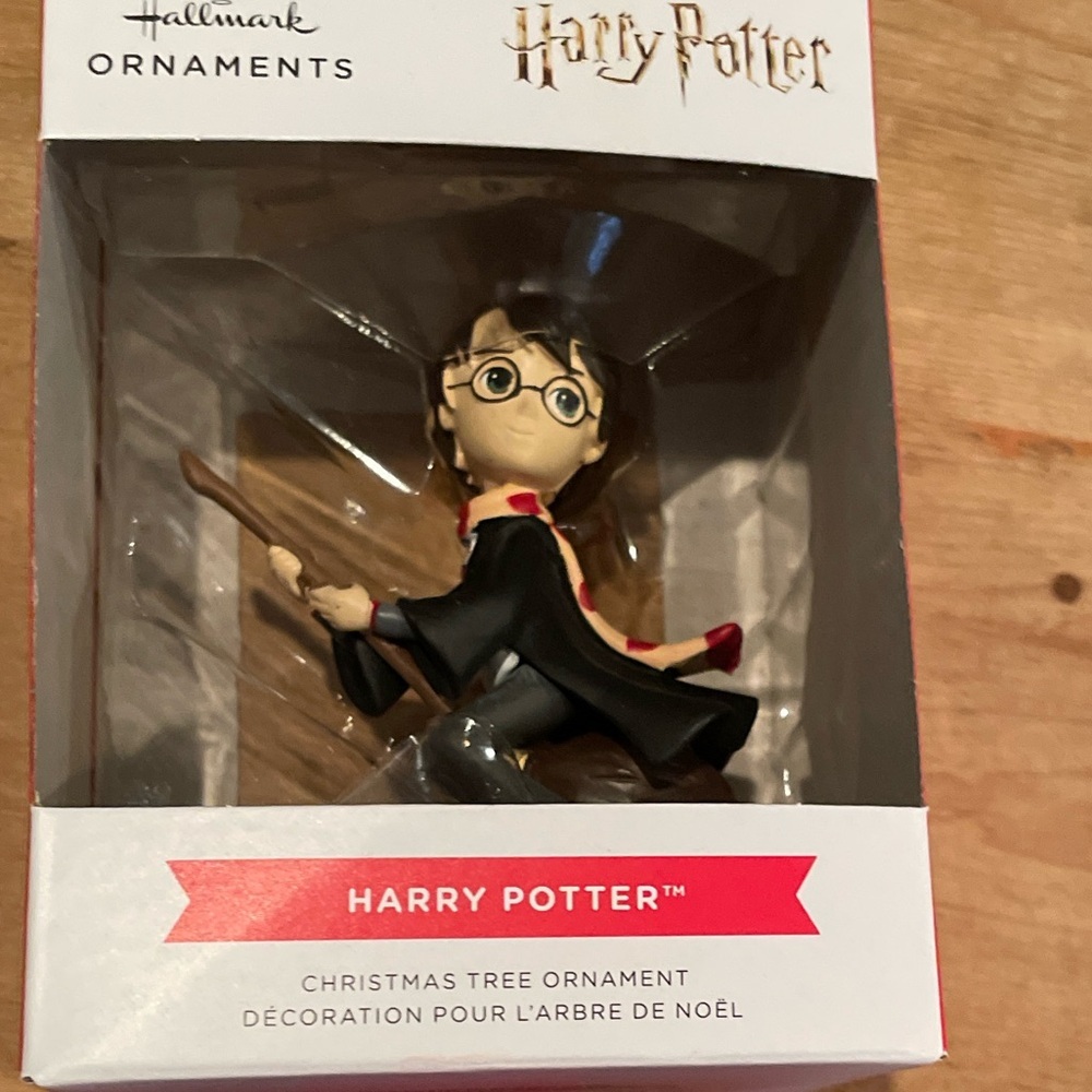 NWT Hallmark Harry Potter and Hogwarts Crest Ornaments - Set of 2 - Picture 2 of 5